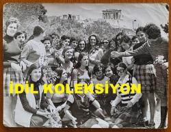 YEŞİLÇAM'IN YILDIZI HÜLYA KOÇYİĞİT'İN ORİJİNAL BÜYÜK BOY FOTOĞRAFI  - 24 x 18 cm EBADINDA - HÜLYA KOÇYİĞİT, YUNANİSTAN ZİYARETİNDE ATİNALI KADINLARLA BİRLİKTE TOPLUCA HATIRA POZU VERİRKEN ÇEKİLMİŞ BİR KARE