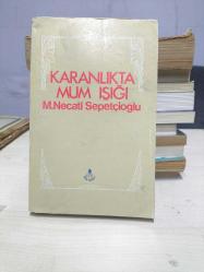 Karanlıkta mum ışığı