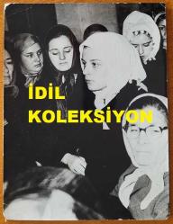 YEŞİLÇAM'IN YILDIZI HÜLYA KOÇYİĞİT'İN ORİJİNAL BÜYÜK BOY FOTOĞRAFI  - 24 x 18 cm EBADINDA - HÜLYA KOÇYİĞİT BEYAZ BİR BAŞÖRTÜSÜ TAKIP KADINLARIN ARASINDA DURURKEN ÇEKİLMİŞ BİR KARE. 1960'LAR