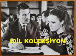 YEŞİLÇAM'IN YILDIZI HÜLYA KOÇYİĞİT'İN ORİJİNAL BÜYÜK BOY FOTOĞRAFI  - 24 x 18 cm EBADINDA - HÜLYA KOÇYİĞİT, TURGUT ÖZATAY'LA 1960'LARDA BİR YEŞİLÇAM FİLMİNDE AYNI KAREDE ÇEKİLMİŞ ÇOK NET KALİTEDE BİR FOTOĞRAF