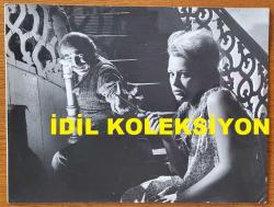 YEŞİLÇAM'IN YILDIZI HÜLYA KOÇYİĞİT'İN ORİJİNAL BÜYÜK BOY FOTOĞRAFI  - 24 x 18 cm EBADINDA - HÜLYA KOÇYİĞİT, 1960'LARDA BİR YEŞİLÇAM FİLMİNDE