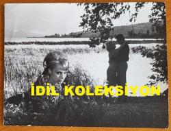 YEŞİLÇAM'IN YILDIZI HÜLYA KOÇYİĞİT'İN ORİJİNAL BÜYÜK BOY FOTOĞRAFI  - 24 x 18 cm EBADINDA - HÜLYA KOÇYİĞİT, 1960'LARDA BİR YEŞİLÇAM FİLMİNDE GÖL KENARINDA BEKLERKEN ÇEKİLMİŞ ROMANTİK BİR KARE