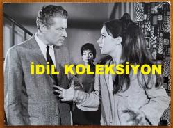 YEŞİLÇAM'IN YILDIZI HÜLYA KOÇYİĞİT'İN ORİJİNAL BÜYÜK BOY FOTOĞRAFI  - 24 x 18 cm EBADINDA - HÜLYA KOÇYİĞİT, 1960'LARDA BİR YEŞİLÇAM FİLMİNDE KENAN PARS'LA AYNI KAREDE