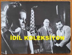 YEŞİLÇAM'IN YILDIZI HÜLYA KOÇYİĞİT'İN ORİJİNAL BÜYÜK BOY FOTOĞRAFI  - 24 x 18 cm EBADINDA - HÜLYA KOÇYİĞİT, 1960'LARDA BİR YEŞİLÇAM FİLMİNDE SÜLEYMAN TURAN ve FERİDUN ÇÖLGEÇEN'LE AYNI KAREDE