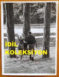 YEŞİLÇAM'IN YILDIZI HÜLYA KOÇYİĞİT'İN ORİJİNAL BÜYÜK BOY FOTOĞRAFI  - 24 x 18 cm EBADINDA - HÜLYA KOÇYİĞİT EŞİ SELİM SOYDAN'LA BİRLİKTE GÖL KENARINDA AĞAÇLARIN ARASINDA YÜRÜYÜŞ YAPARKEN ÇEKİLMİŞ BİR KARE