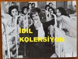 YEŞİLÇAM'IN YILDIZI HÜLYA KOÇYİĞİT'İN ORİJİNAL BÜYÜK BOY FOTOĞRAFI  - 24 x 18 cm EBADINDA - HÜLYA KOÇYİĞİT, BİR YEŞİLÇAM FİLMİNDE KIZLAR KOĞUŞUNDA DONDURMA YERKEN ÇEKİLMİŞ NET KALİTEDE BİR FOTOĞRAF ''SAADET GÜNEŞİ (1970)'' FİLMİ. ACAR FİLM