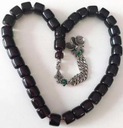 OSMANLI DÖNEMİ OBJEDEN YAPILMA IŞIKTA YEŞİL VE KIRMIZI-SİYAH ÜÇ RENK GÖRÜNÜMLÜ MUHTEŞEM SIKMA KEHRİBAR TESPİH GÜMÜŞ PÜSKÜLLÜ 1AA1R1R1 ÇOK NADİR