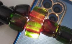 OSMANLI DÖNEMİ OBJEDEN YAPILMA IŞIKTA YEŞİL VE KIRMIZI-SİYAH ÜÇ RENK GÖRÜNÜMLÜ MUHTEŞEM SIKMA KEHRİBAR TESPİH GÜMÜŞ PÜSKÜLLÜ 1AA1R1R1 ÇOK NADİR