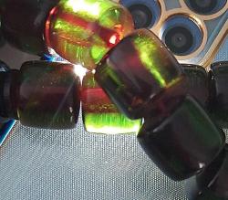 OSMANLI DÖNEMİ OBJEDEN YAPILMA IŞIKTA YEŞİL VE KIRMIZI-SİYAH ÜÇ RENK GÖRÜNÜMLÜ MUHTEŞEM SIKMA KEHRİBAR TESPİH GÜMÜŞ PÜSKÜLLÜ 1AA1R1R1 ÇOK NADİR