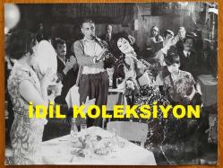 YEŞİLÇAM'IN YILDIZI HÜLYA KOÇYİĞİT'İN ORİJİNAL BÜYÜK BOY FOTOĞRAFI  - 24 x 18 cm EBADINDA - HÜLYA KOÇYİĞİT BİR YEŞİLÇAM FİLMİNDE SAHNEYE ÇIKIP KLARNETÇİNİN YANINDA DANS EDERKEN ÇEKİLMİŞ BİR KARE (AÇIKLAMAYI OKUYUNUZ)