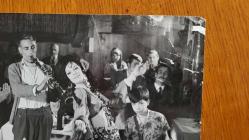 YEŞİLÇAM'IN YILDIZI HÜLYA KOÇYİĞİT'İN ORİJİNAL BÜYÜK BOY FOTOĞRAFI  - 24 x 18 cm EBADINDA - HÜLYA KOÇYİĞİT BİR YEŞİLÇAM FİLMİNDE SAHNEYE ÇIKIP KLARNETÇİNİN YANINDA DANS EDERKEN ÇEKİLMİŞ BİR KARE (AÇIKLAMAYI OKUYUNUZ)