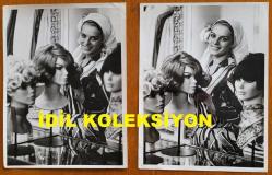 YEŞİLÇAM'IN YILDIZI HÜLYA KOÇYİĞİT'İN ORİJİNAL BÜYÜK BOY 2'Lİ FOTOĞRAF SETİ  - 24 x 18 cm EBADINDA - HÜLYA KOÇYİĞİT BEYAZ BAŞÖRTÜSÜ TAKIP PERUKLARIN YANINDA GÜLÜMSEYEREK KADRAJA POZ VERİRKEN ÇEKİLMİŞ 2 FARKLI KARE