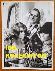 YEŞİLÇAM'IN YILDIZI HÜLYA KOÇYİĞİT'İN ORİJİNAL BÜYÜK BOY 2'Lİ FOTOĞRAF SETİ  - 24 x 18 cm EBADINDA - HÜLYA KOÇYİĞİT BEYAZ BAŞÖRTÜSÜ TAKIP PERUKLARIN YANINDA GÜLÜMSEYEREK KADRAJA POZ VERİRKEN ÇEKİLMİŞ 2 FARKLI KARE