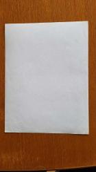 YEŞİLÇAM'IN YILDIZI HÜLYA KOÇYİĞİT'İN ORİJİNAL BÜYÜK BOY 2'Lİ FOTOĞRAF SETİ  - 24 x 18 cm EBADINDA - HÜLYA KOÇYİĞİT BEYAZ BAŞÖRTÜSÜ TAKIP PERUKLARIN YANINDA GÜLÜMSEYEREK KADRAJA POZ VERİRKEN ÇEKİLMİŞ 2 FARKLI KARE