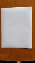 YEŞİLÇAM'IN YILDIZI HÜLYA KOÇYİĞİT'İN ORİJİNAL BÜYÜK BOY 2'Lİ FOTOĞRAF SETİ  - 24 x 18 cm EBADINDA - HÜLYA KOÇYİĞİT BEYAZ BAŞÖRTÜSÜ TAKIP PERUKLARIN YANINDA GÜLÜMSEYEREK KADRAJA POZ VERİRKEN ÇEKİLMİŞ 2 FARKLI KARE