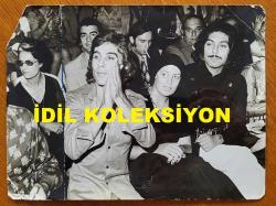 YEŞİLÇAM'IN YILDIZI HÜLYA KOÇYİĞİT'İN ROL ARKADAŞLARI OLAN ÜNLÜ ŞARKICI Tolis  Voskopulos ve Manolis ANGELAPULOS'UN ORİJİNAL BÜYÜK BOY FOTOĞRAFI - 24 x 18 cm EBADINDA