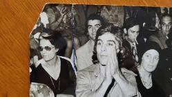 YEŞİLÇAM'IN YILDIZI HÜLYA KOÇYİĞİT'İN ROL ARKADAŞLARI OLAN ÜNLÜ ŞARKICI Tolis  Voskopulos ve Manolis ANGELAPULOS'UN ORİJİNAL BÜYÜK BOY FOTOĞRAFI - 24 x 18 cm EBADINDA