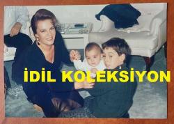 YEŞİLÇAM'IN YILDIZI HÜLYA KOÇYİĞİT'İN ORİJİNAL 3'LÜ FOTOĞRAF SETİ  - 12,5 x 9 cm EBADINDA - HÜLYA KOÇYİĞİT, KIZI GÜLŞAH ALKOÇLAR'IN BEBEĞİ NESLİŞAH'IN BİRİNCİ YAŞ GÜNÜNÜ EV ORTAMINDA KUTLADIĞI ANLARDA TORUNUYLA ve ÇOCUKLARLA İLGİLENİRKEN ÇEKİLMİŞ 5 FARKLI KARE... ÖZEL ARŞİV. 1989