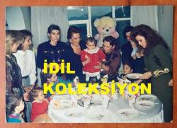 YEŞİLÇAM'IN YILDIZI HÜLYA KOÇYİĞİT'İN ORİJİNAL 3'LÜ FOTOĞRAF SETİ  - 12,5 x 9 cm EBADINDA - HÜLYA KOÇYİĞİT, KIZI GÜLŞAH ALKOÇLAR'IN BEBEĞİ NESLİŞAH'IN BİRİNCİ YAŞ GÜNÜNÜ EV ORTAMINDA KUTLADIĞI ANLARDA TORUNUYLA ve ÇOCUKLARLA İLGİLENİRKEN ÇEKİLMİŞ 5 FARKLI KARE... ÖZEL ARŞİV. 1989