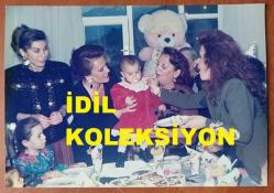 YEŞİLÇAM'IN YILDIZI HÜLYA KOÇYİĞİT'İN ORİJİNAL 3'LÜ FOTOĞRAF SETİ  - 12,5 x 9 cm EBADINDA - HÜLYA KOÇYİĞİT, KIZI GÜLŞAH ALKOÇLAR'IN BEBEĞİ NESLİŞAH'IN BİRİNCİ YAŞ GÜNÜNÜ EV ORTAMINDA KUTLADIĞI ANLARDA TORUNUYLA ve ÇOCUKLARLA İLGİLENİRKEN ÇEKİLMİŞ 5 FARKLI KARE... ÖZEL ARŞİV. 1989