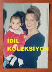 YEŞİLÇAM'IN YILDIZI HÜLYA KOÇYİĞİT'İN ORİJİNAL 3'LÜ FOTOĞRAF SETİ  - 12,5 x 9 cm EBADINDA - HÜLYA KOÇYİĞİT, KIZI GÜLŞAH ALKOÇLAR'IN BEBEĞİ NESLİŞAH'IN BİRİNCİ YAŞ GÜNÜNÜ EV ORTAMINDA KUTLADIĞI ANLARDA TORUNUYLA ve ÇOCUKLARLA İLGİLENİRKEN ÇEKİLMİŞ 5 FARKLI KARE... ÖZEL ARŞİV. 1989