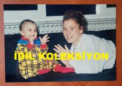 YEŞİLÇAM'IN YILDIZI HÜLYA KOÇYİĞİT'İN ORİJİNAL 3'LÜ FOTOĞRAF SETİ  - 12,5 x 9 cm EBADINDA - HÜLYA KOÇYİĞİT, KIZI GÜLŞAH ALKOÇLAR'IN BEBEĞİ NESLİŞAH'IN BİRİNCİ YAŞ GÜNÜNÜ EV ORTAMINDA KUTLADIĞI ANLARDA TORUNUYLA ve ÇOCUKLARLA İLGİLENİRKEN ÇEKİLMİŞ 5 FARKLI KARE... ÖZEL ARŞİV. 1989