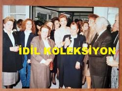 AJDA PEKKAN ve YEŞİLÇAM'IN YILDIZI HÜLYA KOÇYİĞİT'İN ORİJİNAL FOTOĞRAFI  - 12,5 x 9 cm EBADINDA - HÜLYA KOÇYİĞİT KIZI GÜLŞAH ALKOÇLAR'IN BURSA'DA AÇMIŞ OLDUĞU GÜZELLİK SALONUNUN AÇILIŞ TÖRENİNDE AJDA PEKKAN'LA AYNI KAREDEYKEN ÇEKİLMİŞ NET KALİTEDE BİR FOTOĞRAF... ÖZEL ARŞİV. 19 EKİM 1990