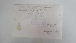 YEŞİLÇAM'IN YILDIZI HÜLYA KOÇYİĞİT'İN ORİJİNAL FOTOĞRAFI  - 18 x 12 cm EBADINDA - HÜLYA KOÇYİĞİT, KIZI GÜLŞAH ALKOÇLAR'IN BEBEĞİ NESLİŞAH'IN BİRİNCİ YAŞ GÜNÜNÜ EV ORTAMINDA KUTLADIĞI ANLARDA TORUNUNA PASTADAKİ MUMLARI ÜFLETİRKEN ÇEKİLMİŞ BİR KARE. 1989