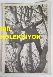 YEŞİLÇAM'IN YILDIZI HÜLYA KOÇYİĞİT'İN ORİJİNAL FOTOĞRAFI  - 18 x 12 cm EBADINDA - HÜLYA KOÇYİĞİT ve SALİH GÜNEY BİR FİLM SAHNESİNDE AĞAÇTA DURURLARKEN