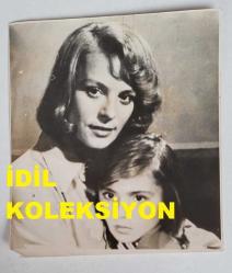 YEŞİLÇAM'IN YILDIZI HÜLYA KOÇYİĞİT'İN ORİJİNAL FOTOĞRAFI  - 14 x 12 cm EBADINDA - HÜLYA KOÇYİĞİT ''KARDEŞİM (1974'' ADLI FİLMDE FERDA BÜYÜKGÜNEŞ'LE POZ VERİRKEN
