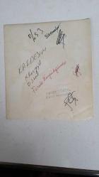 YEŞİLÇAM'IN YILDIZI HÜLYA KOÇYİĞİT'İN ORİJİNAL FOTOĞRAFI  - 14 x 12 cm EBADINDA - HÜLYA KOÇYİĞİT ''KARDEŞİM (1974'' ADLI FİLMDE FERDA BÜYÜKGÜNEŞ'LE POZ VERİRKEN