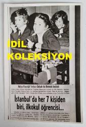 YEŞİLÇAM'IN YILDIZI HÜLYA KOÇYİĞİT'İN KIZI GÜKŞAH ALKOÇLAR'IN İLKOKUL SIRASINDA DERS GÖRÜRKEN ÇEKİLMİŞ BİR KARESİNİN YER ALDIĞI GAZETEDEN ÇEKİLME AJANS-BASIN FOTOĞRAFI  - 18 x 12 cm EBADINDA
