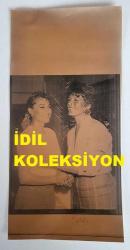 YEŞİLÇAM'IN YILDIZI HÜLYA KOÇYİĞİT'İN AJANS-BASIN FOTOĞRAFI (KAĞIT BASKI)  - 17 x 14 cm EBADINDA - HÜLYA KOÇYİĞİT ve HÜKLA AVŞAR AYNI KAREDE. EYLÜL 1990