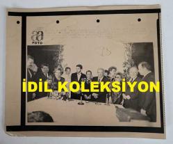 YEŞİLÇAM'IN YILDIZI HÜLYA KOÇYİĞİT'İN AJANS-BASIN FOTOĞRAFI (KAĞIT BASKI)  - 21 x 18 cm EBADINDA - HÜLYA KOÇYİĞİT, KIZI GÜLŞAH ALKOÇLAR'IN DÜĞÜNÜNDE TURGUT ÖZAL ve SEMRA ÖZAL'LA AYNI KAREDE