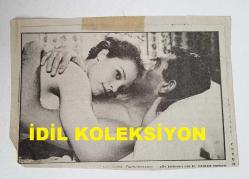 YEŞİLÇAM'IN YILDIZI HÜLYA KOÇYİĞİT'İN GAZETEDEN KESİLME FOTOĞRAFI - 14 x 9 cm EBADINDA - HÜLYA KOÇYİĞİT ve YILMAZ GÜNEY AYNI KAREDE