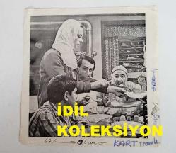 YEŞİLÇAM'IN YILDIZI HÜLYA KOÇYİĞİT'İN İNGİLİZCE DERGİDEN KESİLME FOTOĞRAFI - 17 x 17 cm EBADINDA - HÜLYA KOÇYİĞİT, ALİ ŞEN ve KEREM YILMAZER ''GELİN (1973)'' ADLI FİLMDE AYNI KAREDE