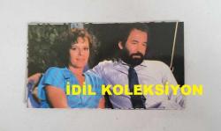 YEŞİLÇAM'IN YILDIZI HÜLYA KOÇYİĞİT'İN DERGİDEN KESİLME FOTOĞRAFI - 11 x 6 cm EBADINDA - HÜLYA KOÇYİĞİT ve CİHAN ÜNAL AYNI KAREDE