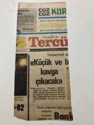 TERCÜMAN GAZETESİ KUPÜRÜ 33 x 13 cm ebatında Tek Yaprak 1980LER - TARİHTEN BUGÜNE İLHAN BARDAKÇI KÖŞE YAZISI -Bardakçı-Hüseyin Cahid-Yakup Cemil-Enver-Arnavut Sadık-Dinlenen bir telefon-Siyasetçinin alkış bekleyeni-Cani sensin sen-Küçük ve büyük kavga çıkacak