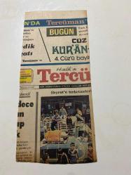 TERCÜMAN GAZETESİ KUPÜRÜ 33 x 13 cm ebatında Tek Yaprak 1980LER - TARİHTEN BUGÜNE İLHAN BARDAKÇI KÖŞE YAZISI -Bardakçı-Pierre Vernant-Kalpçi doktorların isyanı ve-Fransa’da bir isyan-Tıpta politika ustaları-İnsana insan demezseniz-Kur’an-ı Kerim-4 Cüz-Beyrut’u terk etmeleri