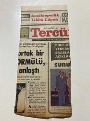 TERCÜMAN GAZETESİ KUPÜRÜ 33 x 13 cm ebatında Tek Yaprak 1980LER - TARİHTEN BUGÜNE İLHAN BARDAKÇI KÖŞE YAZISI -Bardakçı-Muzaffer Önder-Doğru mu sayın Önder doğru mu-Devlet kimdir kimindir-1950 öncesi ve sonrası-Bir adam diyor ki-Ansiklopedik İslam Lügati-Ortak bir formülü anlaştı-Prof Ali Yeni Anayasayı esasları açıkladı
