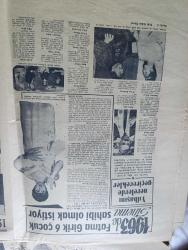 Yeni Sabah Gazetesi - Turkish Newspaper - 31 Aralık 1963 - Lefkoşa Dün fiilen ikiye Taksim edildi - gençliğin yabancı devlet reislerine Kıbrıs katliamını gösteren yeni yıl kartı Fotoğrafı - Türk halkı yeni seneye kederlik olarak giriyor - Fazıl Küçük artık adada meşru bir hükümet bulunmuyor dedi - Yeni Yıla girerken karikatür - Cafer İle Hürmüz çizen Altan Erbulak - İstanbul'da sinema tiyatro programı - yeni yıl için kehanette bulunan Gürcü Bacı 3. Koalisyon ömürlü olacak - bir yılbaşı hikayesi yazan Adnan Tahir - dünyada yılın adamı John Fitzgerald Kennedy - Türkiye'de yılın adamı İsmet İnönü - yılın kadınları Valentina Tereşkova Christine Keeler Ve Bayan Ngo Dinh Nhu - sinema dünyasının meşhurlarından seçme sözler - Yeni Sabah 1964 takvimi - Fatma Girik 6 çocuk sahibi olmak istiyor fotoğraf - 1963 sadece Galatasaray için başarı dolu bir yıl oldu - yılın sporcusu Muharrem Dalkılıç Fotoğrafı - Türkan Şoray'ın ne yapacağı belli değil Fotoğrafı - Belgin Doruk yılbaşında dostlarıyla Foto