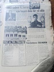 Yeni Sabah Gazetesi - Turkish Newspaper - 31 Aralık 1963 - Lefkoşa Dün fiilen ikiye Taksim edildi - gençliğin yabancı devlet reislerine Kıbrıs katliamını gösteren yeni yıl kartı Fotoğrafı - Türk halkı yeni seneye kederlik olarak giriyor - Fazıl Küçük artık adada meşru bir hükümet bulunmuyor dedi - Yeni Yıla girerken karikatür - Cafer İle Hürmüz çizen Altan Erbulak - İstanbul'da sinema tiyatro programı - yeni yıl için kehanette bulunan Gürcü Bacı 3. Koalisyon ömürlü olacak - bir yılbaşı hikayesi yazan Adnan Tahir - dünyada yılın adamı John Fitzgerald Kennedy - Türkiye'de yılın adamı İsmet İnönü - yılın kadınları Valentina Tereşkova Christine Keeler Ve Bayan Ngo Dinh Nhu - sinema dünyasının meşhurlarından seçme sözler - Yeni Sabah 1964 takvimi - Fatma Girik 6 çocuk sahibi olmak istiyor fotoğraf - 1963 sadece Galatasaray için başarı dolu bir yıl oldu - yılın sporcusu Muharrem Dalkılıç Fotoğrafı - Türkan Şoray'ın ne yapacağı belli değil Fotoğrafı - Belgin Doruk yılbaşında dostlarıyla Foto
