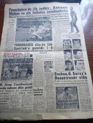 Yeni Sabah Gazetesi - Turkish Newspaper - 14 Ocak 1960 - İsmet İnönü Dün başvekil Adnan Menderes'e sert bir cevap verdi Fotoğrafı - Gümülcine'de sel felaketi Fotoğrafı - Saidi Nursi seyahat için sebep arıyor - üniversiteli gençler irticai protesto etti fotoğraf - Aydın'da Saidi Nursi'yi tenkit eden bir gazetenin sahibi tehdit edildi - Yenigün gazetesi para cezasına mahkum oldu - 2 gazeteci 405'er gün hapse mahkum oldu - Brigitte Bardot kocası ve oğlu Fotoğrafı - Senede 1,5  milyar Türk lirası kazanan adam Isaac Wolfson Fotoğrafı - Cafer İle Hürmüz çizen Altan Erbulak - Hayk Hammer çizen Oğuz Aral - İttihat ve Terakki içinde dönenler anlatan Galip Vardar Yazan Samih Nafiz Tansu Yazı Dizisi - müzik bahisleri yazan Azmi Nihat - Fenerbahçe dün de Çek Spartak'a yenildi fotoğraf - Fenerbahçe'de ilk tedbir antrenör Molnar ve Altı futbolcu cezalandırıldı Fotoğrafı - Coşkun Özarı Galatasaray'a başantrenör oldu fotoğraf - İsmet Uluğ Fenerbahçe başkanı Agah Erozon'a cevap verdi - Burhan Sargun