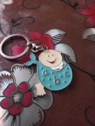 Kundakta bebek formunda metal anahtarlık