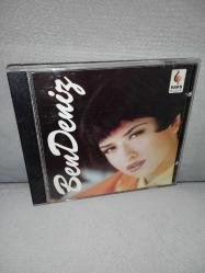 Cd Bendeniz ilk albümü Ya Sen Ya Hiç. Orijinal 1993 Raks ilk baskı. Diskte çizikler var. 11. şarkı dışındakiler sorunsuz çalışıyor. 11. şarkı çalışmıyor.