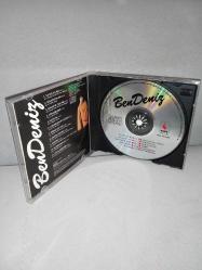 Cd Bendeniz ilk albümü Ya Sen Ya Hiç. Orijinal 1993 Raks ilk baskı. Diskte çizikler var. 11. şarkı dışındakiler sorunsuz çalışıyor. 11. şarkı çalışmıyor.