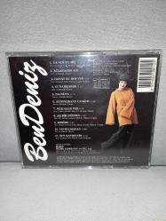 Cd Bendeniz ilk albümü Ya Sen Ya Hiç. Orijinal 1993 Raks ilk baskı. Diskte çizikler var. 11. şarkı dışındakiler sorunsuz çalışıyor. 11. şarkı çalışmıyor.