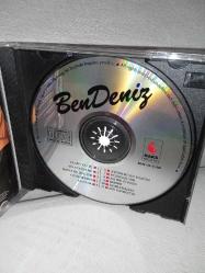 Cd Bendeniz ilk albümü Ya Sen Ya Hiç. Orijinal 1993 Raks ilk baskı. Diskte çizikler var. 11. şarkı dışındakiler sorunsuz çalışıyor. 11. şarkı çalışmıyor.