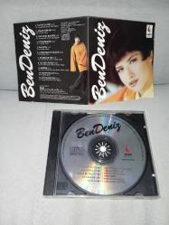 Cd Bendeniz ilk albümü Ya Sen Ya Hiç. Orijinal 1993 Raks ilk baskı. Diskte çizikler var. 11. şarkı dışındakiler sorunsuz çalışıyor. 11. şarkı çalışmıyor.