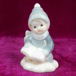 KİTAP OKUYAN KÜÇÜK ÇOCUK EL BOYAMA PORSELEN BİBLO